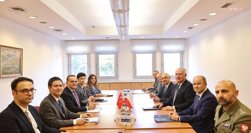 Dışişleri Bakan Yardımcısı Bozay, Polonya Milli Savunma Bakan Yardımcısı Zalewski ile görüştü Dışişleri Bakan Yardımcısı ve Avrupa Birliği (AB) Başkanı Büyükelçi Mehmet