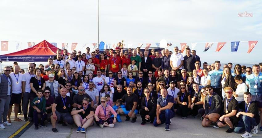 Dragon Tekne Yarışları nefes kesti İzmir Büyükşehir Belediyesi birimleri arasında bu yıl üçüncüsü düzenlenen Dragon
