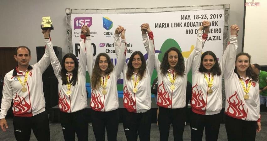 Türkiye’yi uluslararası arenada temsil eden dünya şampiyonu yüzücü Defne Kurt,