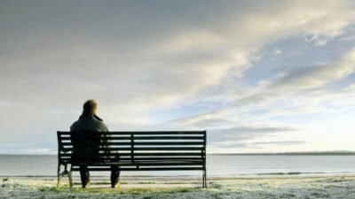 Bir sabah uyanırsın. Perdeler aralanmış, güneş odana sızmış, mis gibi