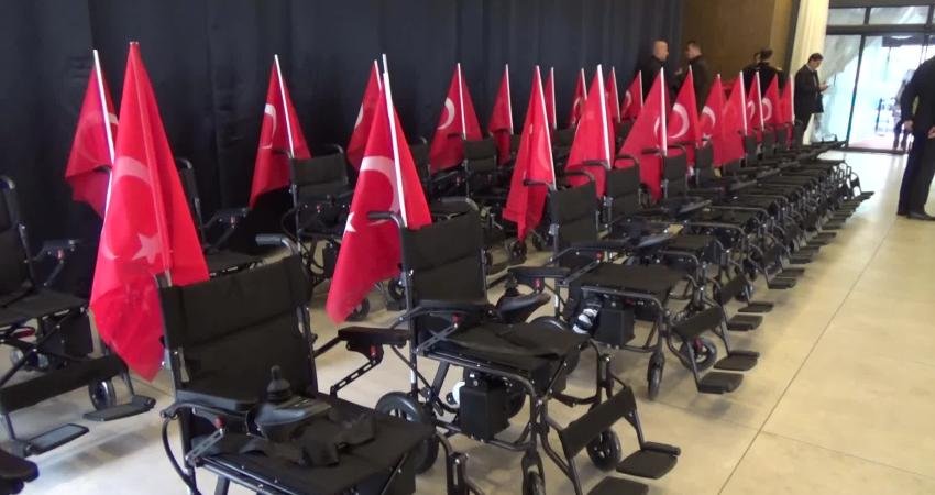 Edirne’de ihtiyaç sahibi 30 engelliye akülü sandalye dağıtıldı Edirne’de ihtiyaç sahibi 30 engelliye akülü sandalye dağıtıldı. Edirne Valisi