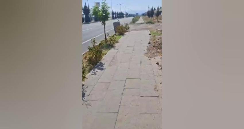 Elazığ-Diyarbakır yolu üzerindeki kaldırımlarda açılan çukurların kapatılmaması vatandaşların tepkisine yol