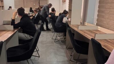 Pursaklar Belediye Başkanı Ertuğrul Çetin, Millet Kıraathanesi’nde ders çalışan, kitap