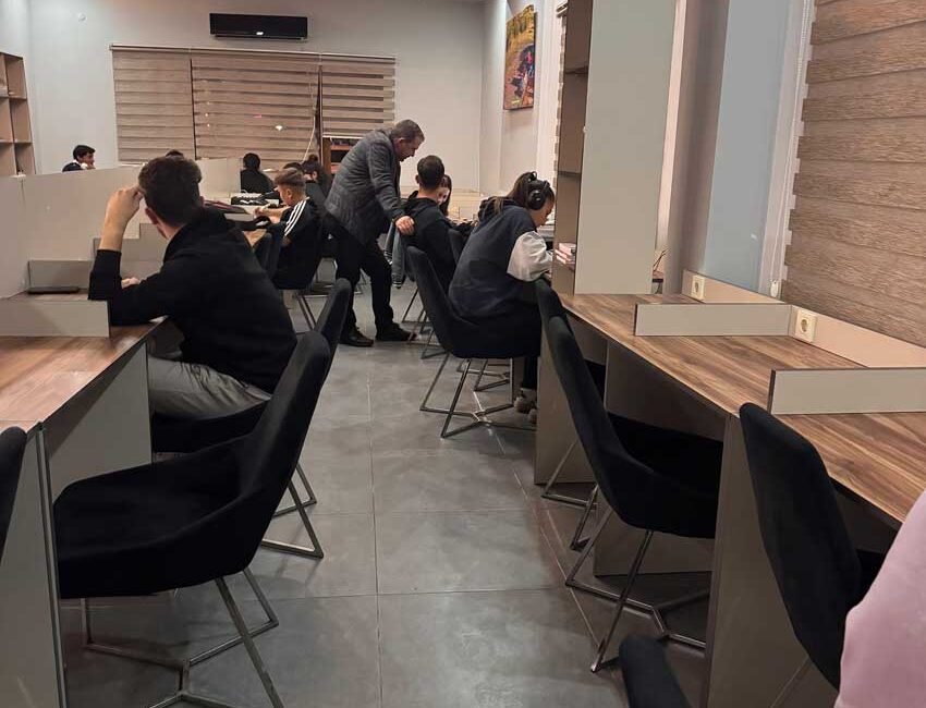 Pursaklar Belediye Başkanı Ertuğrul Çetin, Millet Kıraathanesi’nde ders çalışan, kitap