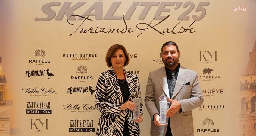 Eskişehir Büyükşehir Belediye Başkanı Ünlüce, Küllüoba ekmeği projesiyle ödüle layık görüldü Eskişehir Büyükşehir Belediye Başkanı Ayşe Ünlüce ve Küllüoba Höyüğü Kazı