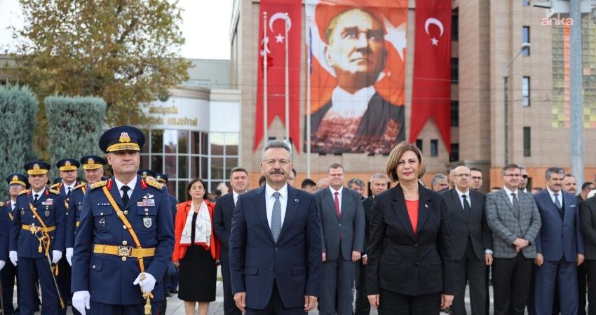 Eskişehir’de Cumhuriyet Bayramı kutlamaları başladı Eskişehir Büyükşehir Belediye Başkanı Ayşe Ünlüce, 29 Ekim Cumhuriyet Bayramı