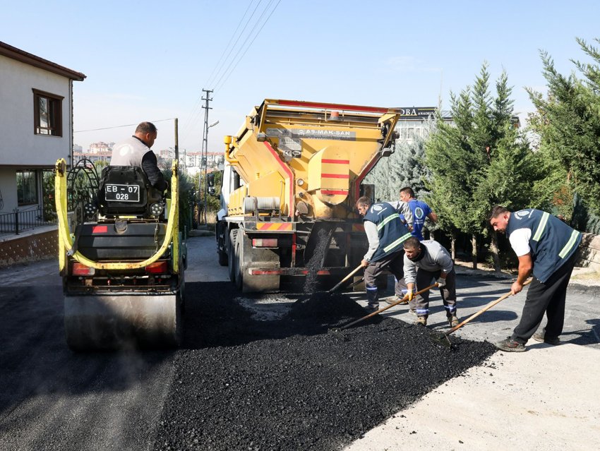 Etimesgut Belediyesi altyapı çalışmalarını sürdürüyor Etimesgut Belediyesi, ilçe genelinde cadde ve sokaklarda bakım, onarım ve