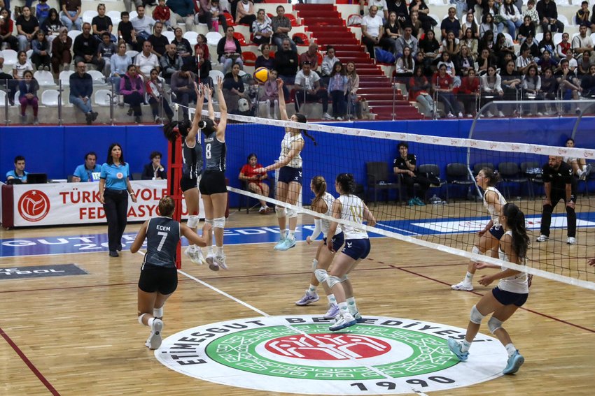Etimesgut Belediyesi Voleybol Takımı, yeni sezonun açılış maçında sahadan net