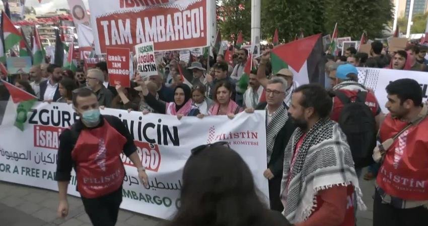 Filistin Eylem Komitesi'nin çağrısıyla bir araya gelen binlerce kişi, İsrail’in