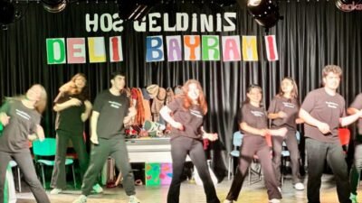 İzmir Büyükşehir Belediyesi’nin tiyatro kursuna katılan gençlerin sahnelediği “Deli Bayramı”