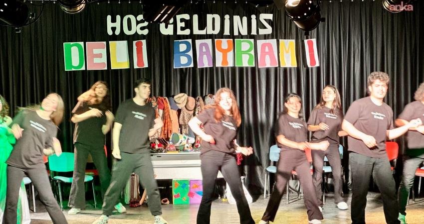 Genç İzmir’den tiyatroseverlere “Deli Bayramı” oyunu İzmir Büyükşehir Belediyesi’nin tiyatro kursuna katılan gençlerin sahnelediği “Deli Bayramı”