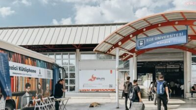 İzmir Büyükşehir Belediyesi’nin Gezici Kütüphanesi, artık her cuma Ege Üniversitesi