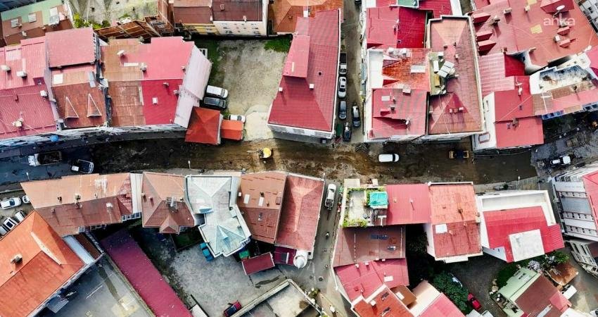Giresun Belediyesi, Laçin Sokak’ta yürüttüğü yenileme çalışmaları kapsamında parke döşeme işlemine