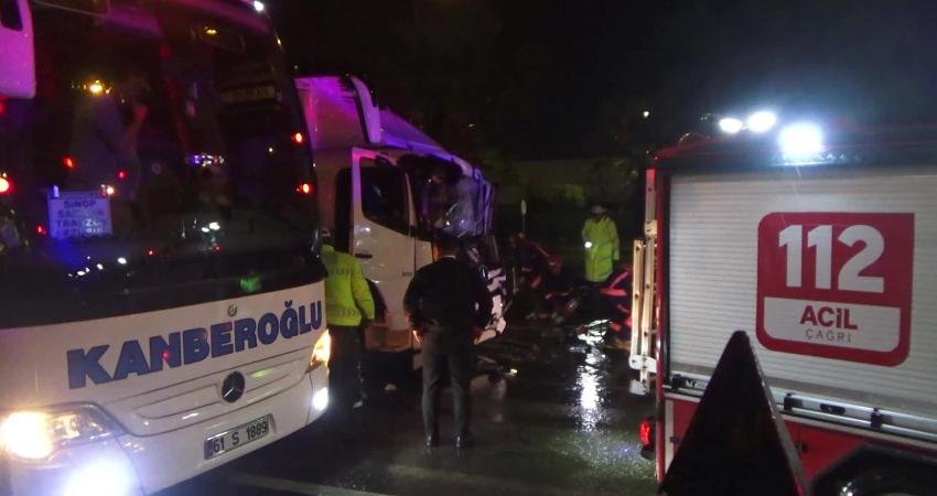 Giresun Liman Kavşağı'nda gece yarısı meydana gelen trafik kazasında, bir