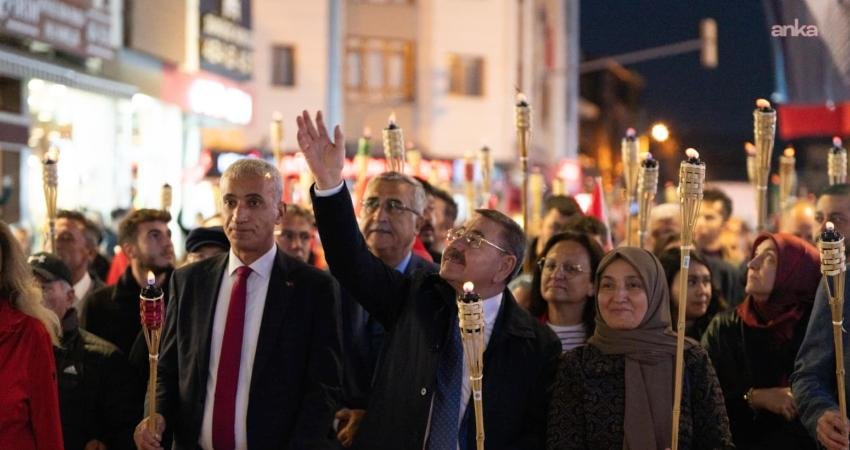 Gölbaşı’nda 29 Ekim Cumhuriyet Bayramı, çeşitli etkinliklerle coşkuyla kutlandı. Vatandaşlar,