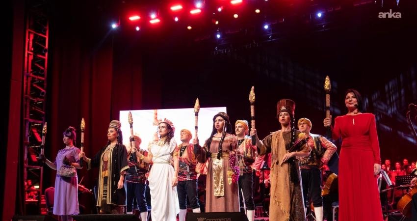 Gölbaşı'nda Cumhuriyet Bayramı etkinlikleri kapsamında Pınar Ayhan’ın anlatımıyla sahneye taşınan “Şehirlerin