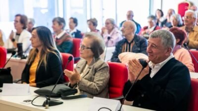 Güzelbahçe Belediyesi tarafından hayata geçirilen 3. Yaş Üniversitesi, yeni eğitim
