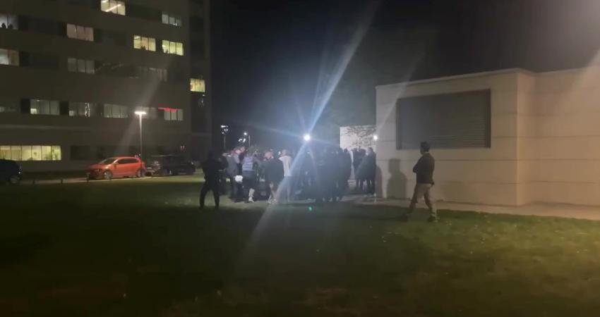 Hacettepe Üniversitesi’nde çıkan karşıt görüşlü öğrenciler arasındaki kavga sonrasında hastane önünde gerginlik Hacettepe Üniversitesi'nde karşıt görüşlü iki grup öğrenci arasında çıkan kavga sırasında