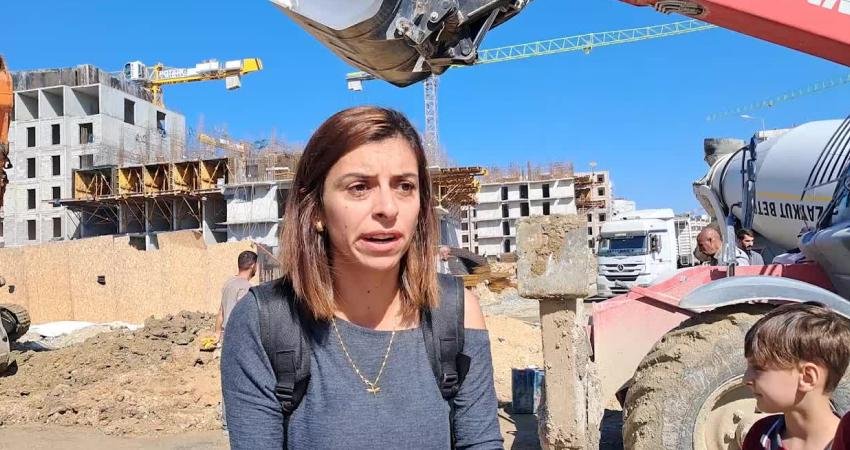 Hatay’da öğrenciler çamurlu yolda düşe kalka okula gidiyor: “Artık yeter, sesimizi duyun” 6 Şubat depremlerinde yıkılan Hatay’da okulların bazıları şantiye, okul yolları