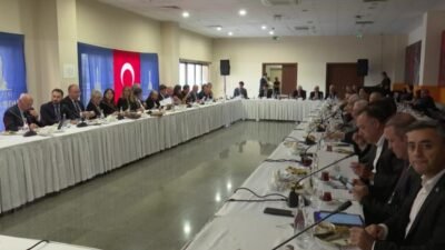 İzmir Büyükşehir Belediye Başkanı Cemil Tugay, 2000'li yıllarda İzmir'in uzun