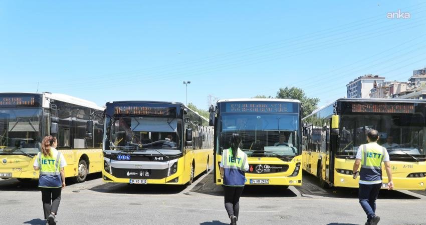 İstanbul’da 36 HT hattında görev yapan İETT otobüsünde iki yolcu