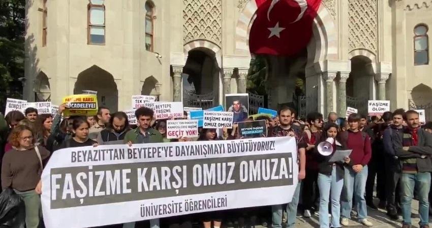 İstanbul Üniversitesi öğrencilerinden, Hacettepe’deki döner bıçaklı saldırıya protesto İstanbul Üniversitesi öğrencileri, Hacettepe Üniversitesi’nde dün yaşanan döner bıçaklı saldırıyı