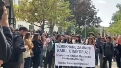 İstanbul Üniversitesi öğrencileri, yemekhane ücretlerine yapılan zammı kampüs içinde yürüyüş