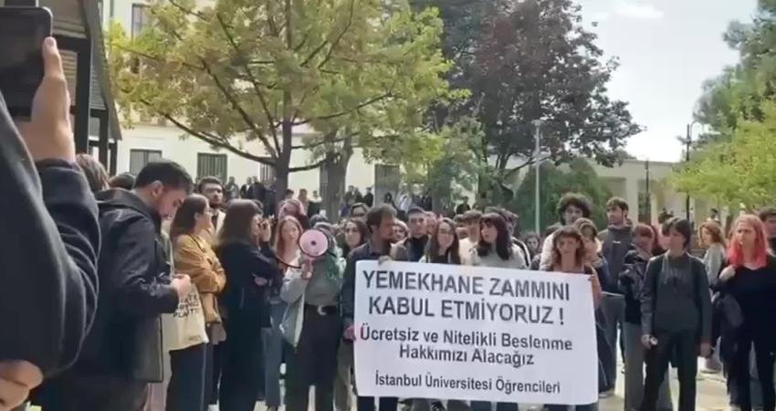 İstanbul Üniversitesi öğrencileri, yemekhane ücretlerine yapılan zammı kampüs içinde yürüyüş