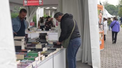 6. İzmir Kitap Fuarı, üçüncü gününde yağmura rağmen Kültürpark’ta binlerce