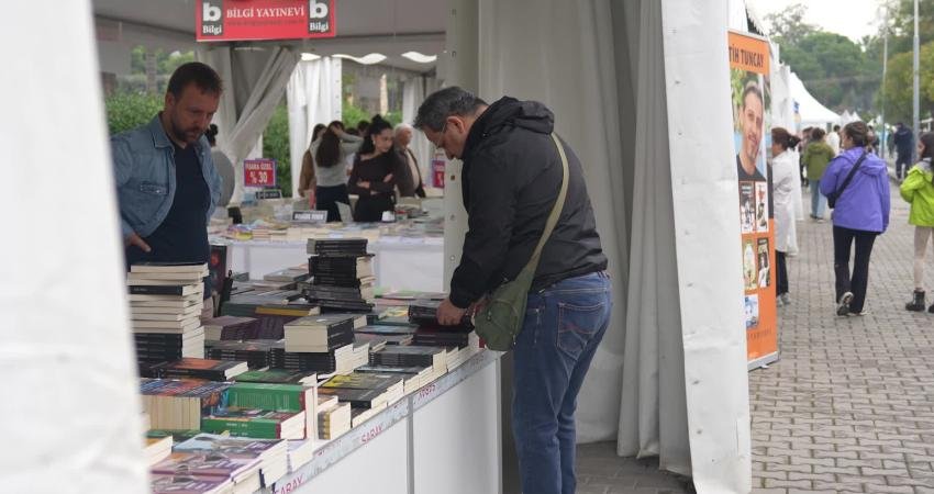 6. İzmir Kitap Fuarı, üçüncü gününde yağmura rağmen Kültürpark’ta binlerce