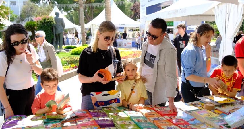 İZKİTAPFEST 17 Ekim’de kapılarını açacak. 6. İzmir Kitap Fuarı (İZKİTAPFEST) 17-26 Ekim arasında Kültürpark’ta düzenlenecek. Fuarın