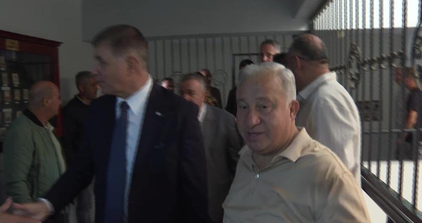 İzmir Büyükşehir Belediye Başkanı Tugay 6. Sanayi Sitesi esnafıyla buluştu İzmir Büyükşehir Belediye Başkanı Cemil Tugay, 400 dönümlük arazi üzerine