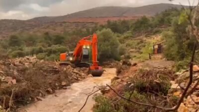 İzmir Büyükşehir Belediye Başkanı Cemil Tugay, sağanak yağışın yaşamı olumsuz