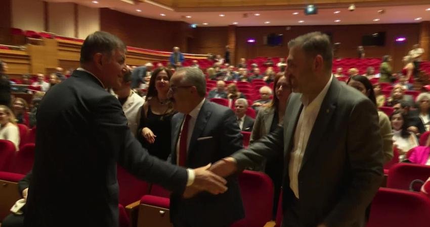 Bizimizmir Homeros Ödülleri töreninde konuşan İzmir Büyükşehir Belediye Başkanı Cemil