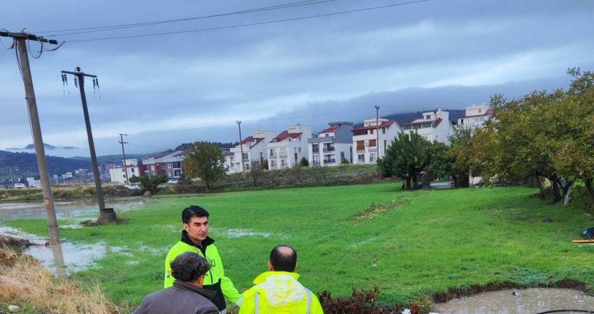 İzmir Büyükşehir Belediyesi ekipleri Bergama’da aşırı yağışlarla mücadele ediyor İzmir’in Bergama ilçesinde aşırı yağış nedeniyle sel ve su baskınları