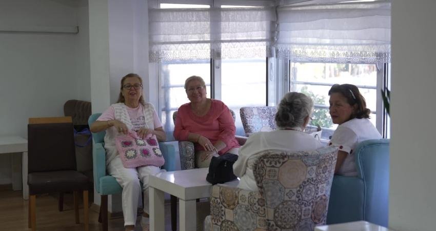 İzmir Büyükşehir Belediyesi, Sağlıklı Yaş Alma Merkezi’nde binin üzerinde kişiye hizmet veriyor İzmir nüfusunun yüzde 13,3’ünü oluşturan yaşlıların sağlık, eğitim ve bakım