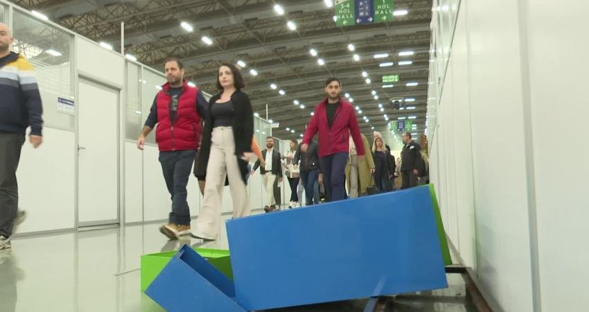 İzmir Büyükşehir Belediyesi’nden afete hazırlık tatbikatı: “Afet anında doğru davranış hayat kurtarır” İzmir Büyükşehir Belediyesi, afete hazırlık çalışmaları kapsamında yüzlerce çalışanın bulunduğu