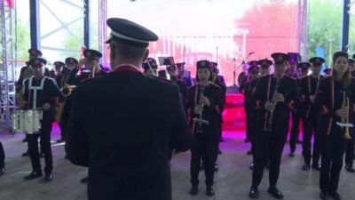 İzmir Büyükşehir Belediyesi’nin Cumhuriyet Bayramı dolayısıyla kentin dört bir yanında