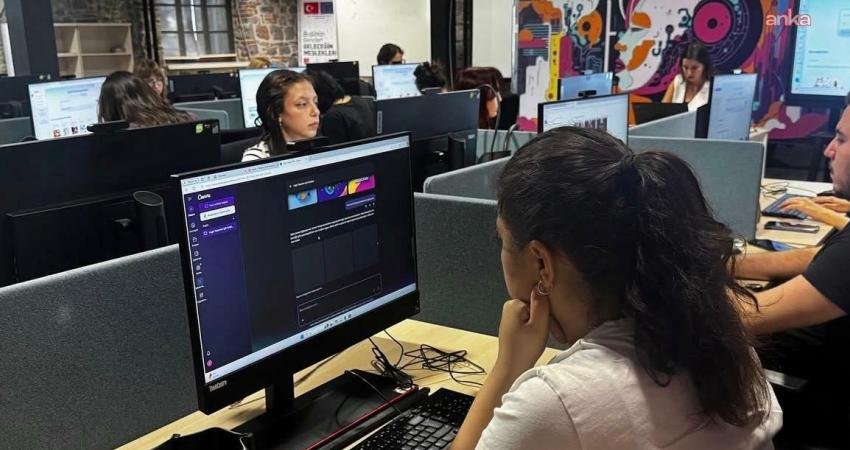 İzmir Büyükşehir Belediyesi’nin gençlere verdiği “Canva” eğitimi tamamlandı İzmir Büyükşehir Belediyesi'nin, gençlerin dijital dönüşüm süreçlerine katkı sağlamak üzere