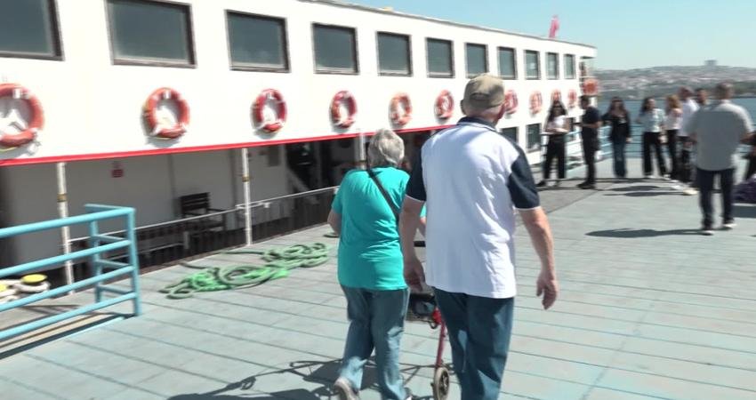 İzmir Büyükşehir’den “çınar”lara unutulmaz bir gün İzmir Büyükşehir Belediyesi tarafından 1 Ekim Dünya Yaşlılar Günü nedeniyle