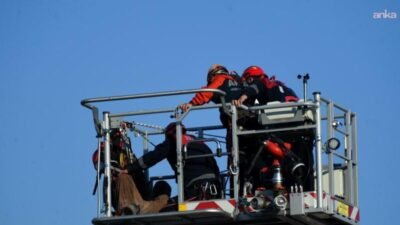 Bornova’da bir fabrikanın bacasına temizlik yapmak amacıyla çıkan iki işçi,