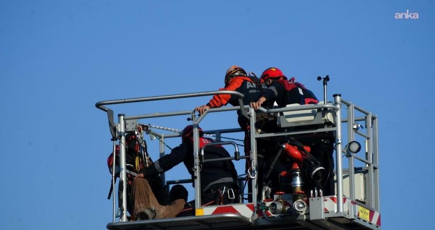 İzmir İtfaiyesi’nden kurtarma operasyonu… Bornova’da bir fabrikanın bacasına temizlik yapmak amacıyla çıkan iki işçi,