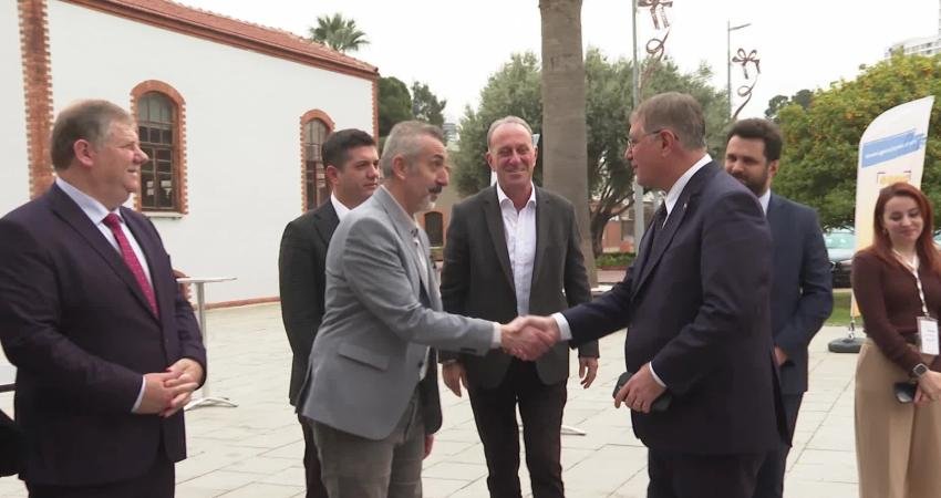 “İzmir Seninle” gönüllü mentörlerini arıyor İzmir Büyükşehir Belediyesi’nin üniversiteden mezun olan 22-28 yaş arasındaki gençleri