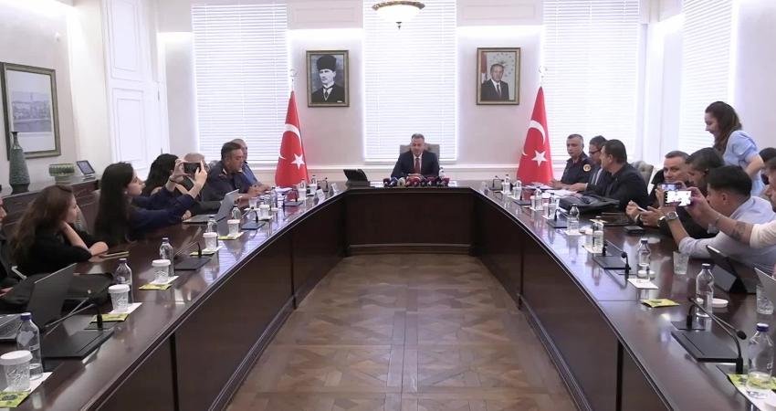 İzmir Valisi Elban: Kentte yılın ilk 9 ayında 166 organize suç çetesi çökertildi İzmir Valisi Süleyman Elban, bu yılın ilk 9 ayında organize