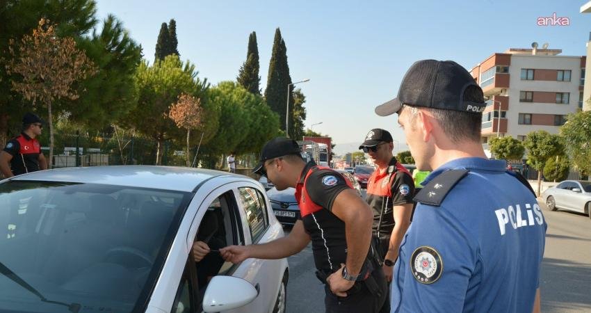 İzmir’de 1 haftada hakkında suç kaydı ve yakalama kararı bulunan 833 şahıs yakalandı İzmir'de İl Emniyet Müdürlüğü'nce yapılan operasyonlarda son bir haftada haklarında