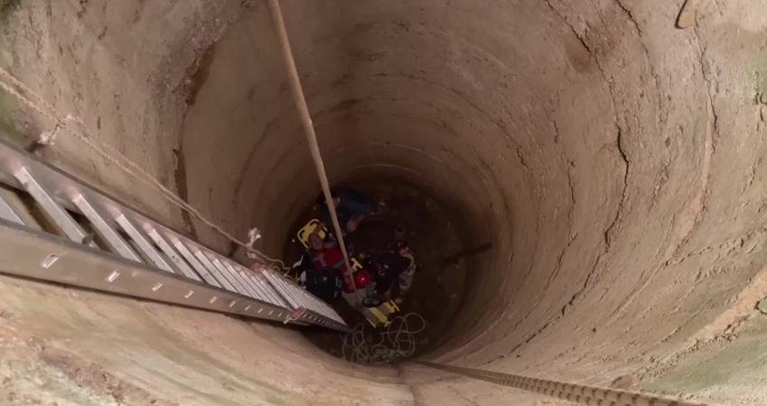 İzmir’in Ödemiş ilçesinde dengesini kaybederek yaklaşık 12 metre derinliğindeki kuyuya