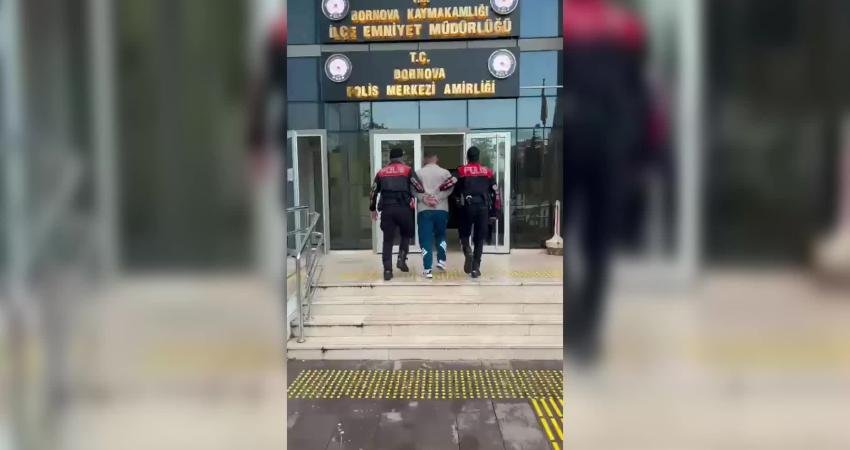 İzmir’de 21 yıl 4 ay kesinleşmiş hapis cezası bulunan firari yakalandı İzmir’de Asayiş Şube Müdürlüğü ekipleri, hakkında 21 yıl 4 ay