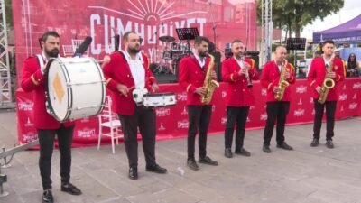 İzmir Büyükşehir Belediyesi tarafından Cumhuriyet Bayramı’nın 102’nci yıl kutlamaları kapsamında