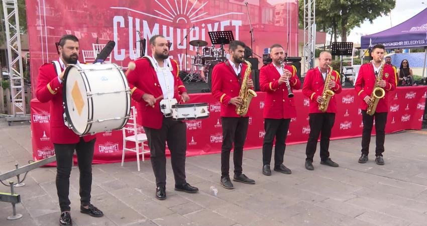 İzmir Büyükşehir Belediyesi tarafından Cumhuriyet Bayramı’nın 102’nci yıl kutlamaları kapsamında