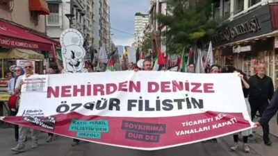 İzmir'de Filistine Özgürlük Platformu’nun çağrısıyla Alsancak Garı önünde toplanan grup,